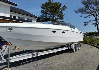 Helfoliert 11,5 meter skrogside. Spennende å se den på vannet! Slipper vestpåbudet også i denne og så går den ca 5 knop på tomgang...